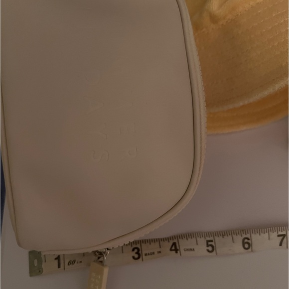 Summer Fridays Bucket hat & Makeup Bag - Picture 4 of 8